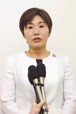 支援者を前に敗戦の弁を述べる出川桃子氏＝１８日午後１０時３６分、松江市大正町の事務所