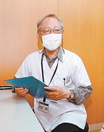 接種前の問診に当たる安田勲さん＝島根県飯南町頓原、町保健福祉センター