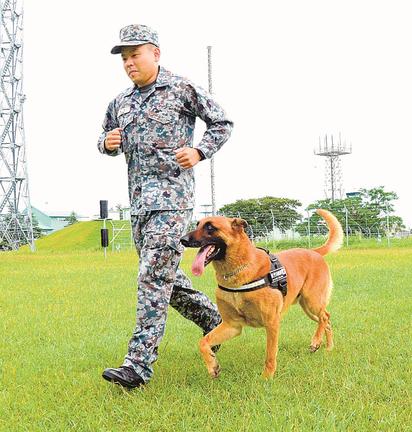 田多孝治さん（左）と訓練に励むヒエン号＝境港市小篠津町、航空自衛隊美保基地