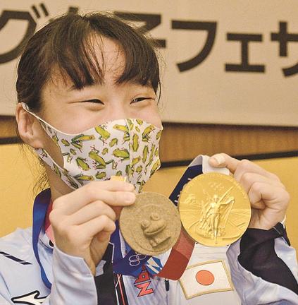 金メダルと砂丘メダルを手に笑顔を見せる入江聖奈選手＝鳥取市東町１丁目、知事公邸