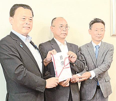 丸山達也知事(左)に寄付をした渡部伸二会長(中央)ら