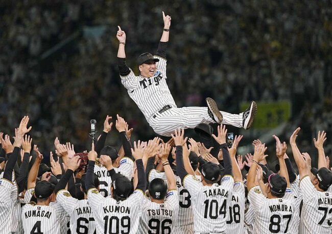 プロ野球セ・リーグで２年ぶり７度目の優勝を決め、胴上げされる阪神・藤川球児監督。１９９０年の巨人の９月８日を抜き、両リーグで史上最速の優勝決定となった＝７日、甲子園球場