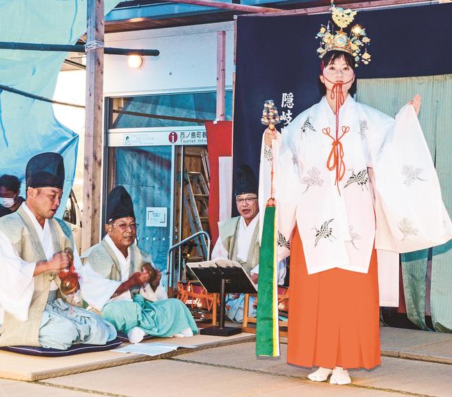 隠岐島前神楽特有の巫女舞を披露する会員＝島根県西ノ島町美田、別府港