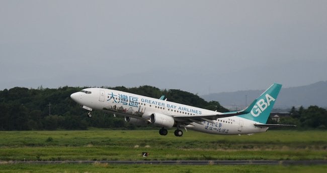 運休前の最後のフライトで米子空港を飛び立つグレーターベイ機＝８月３１日、境港市佐斐神町