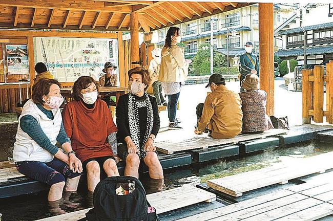 観光客でにぎわう玉造温泉街＝松江市玉湯町玉造