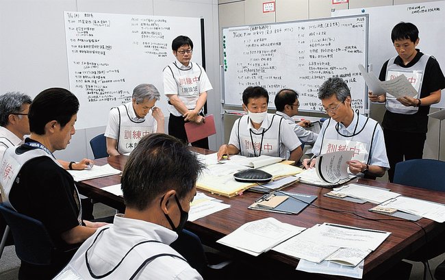 災害時の対応訓練をする島根県企業局の職員＝松江市殿町