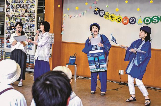 「あめつち」のテーマソングを歌う地元ガイドの山根陽子さん（左から３人目）ら＝雲南市大東町飯田、ＪＲ出雲大東駅