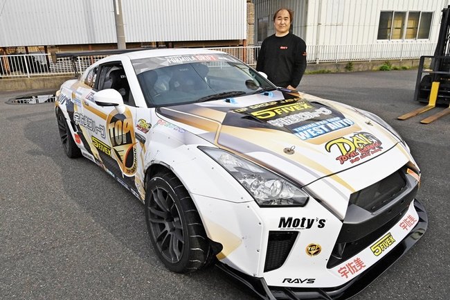 愛車のＧＴＲを前に「ドリフトが好きで続けている」と話す斎藤育生さん＝益田市高津７丁目、ウエストオート