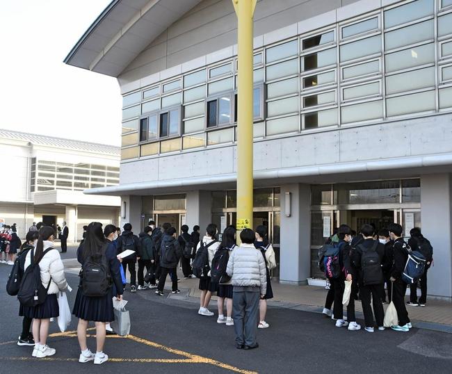 高校入試のため、松江南高に入る受験生＝３月、松江市八雲台１丁目