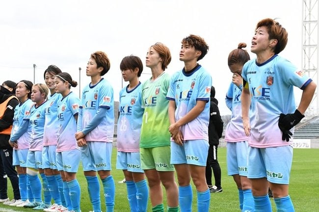 今季の公式戦を終えあいさつするディオッサ出雲FCの友近真那主将(右)=鳥取市蔵田、Axisバードスタジアム