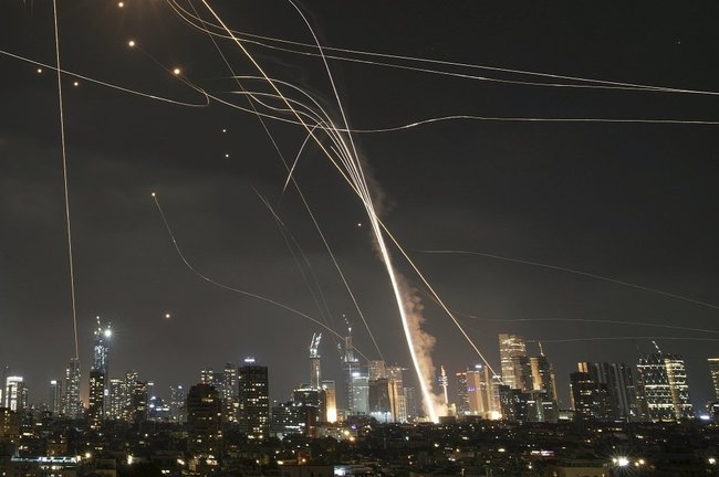 イスラエルの防空システム「アイアンドーム」が飛翔体の迎撃を試みる様子＝１３日、テルアビブ（ＡＰ＝共同）