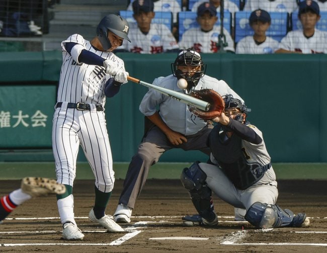 【仙台育英―開星】１回表開星１死一、三塁、松崎が先制の中犠飛を放つ＝甲子園