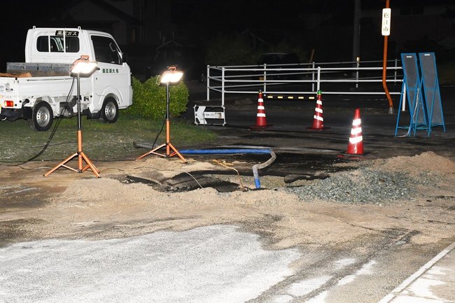 陥没した市道＝１４日午後９時５５分、松江市黒田町