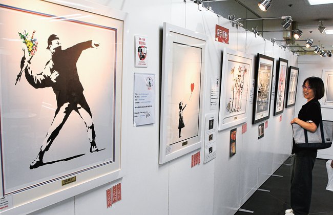 さまざまなメッセージが込められた作品を眺める来場者＝米子市角盤町１丁目、ＪＵ米子高島屋