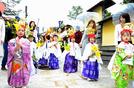 子安観音祭の稚児行列で町内を練り歩く子どもたち＝２０１６年５月３日、雲南市吉田町