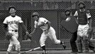 第７０回全国高校野球選手権の島根大会決勝で、本塁打を放つ江の川高時代の谷繁元信さん（中央）＝１９８８年７月２９日、県立浜山球場