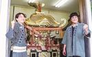 担ぎ出す本宮を前に決意を新たにする松江天神神輿連の小西伸明宮頭（右）と睦会の飯塚聖子会長＝松江市天神町