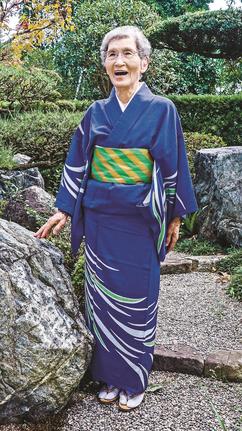 元気よく出雲追分をうたう西尾ツネ子さん＝出雲市西郷町