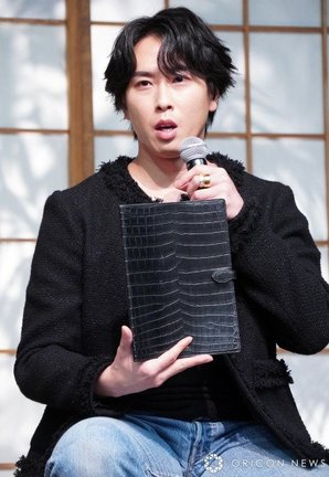 “ワニの革”台本カバーを披露した宮舘涼太（Snow Man） （C）ORICON NewS inc.