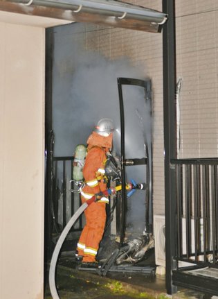 消火に当たる消防隊員＝２７日午前０時３５分、米子市吉岡