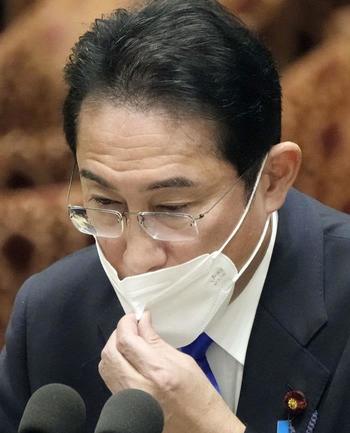 衆院予算委で答弁する岸田文雄首相＝１５日