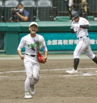 ７回裏日大山形２死満塁、梅津（奥）を見逃し三振に仕留め、喜ぶ米子東の藪本＝甲子園