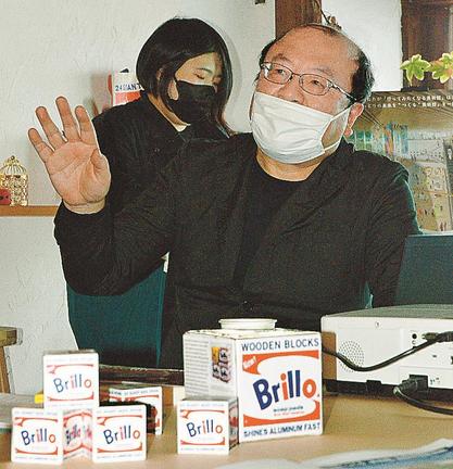ブリロの箱について説明する尾崎信一郎美術振興監＝米子市日野町、Ｇｏｏｄｓ＆Ｃａｆeみっくす