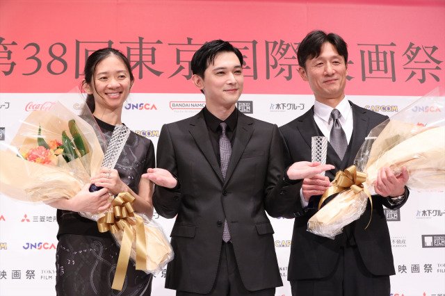 黒澤明賞授賞式の模様(左から)クロエ・ジャオ監督、吉沢亮、李相日監督