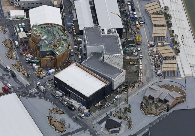 パビリオンなどの建設工事が進む大阪・関西万博の会場＝１２日午前、大阪市此花区の夢洲（共同通信社ヘリから）