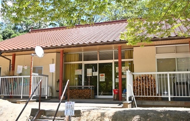 旅館営業許可の申請がされていなかった枕瀬山森林公園キャンプ場の管理棟＝島根県津和野町枕瀬