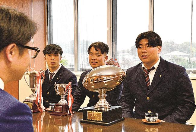 中村中江津市長に準優勝を報告し、さらなる飛躍を誓う祝原久温主将（右）らラグビー部員＝江津市江津町、市役所