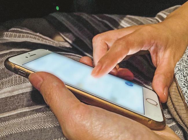 スマートフォンに手をやる統一教会２世の女性