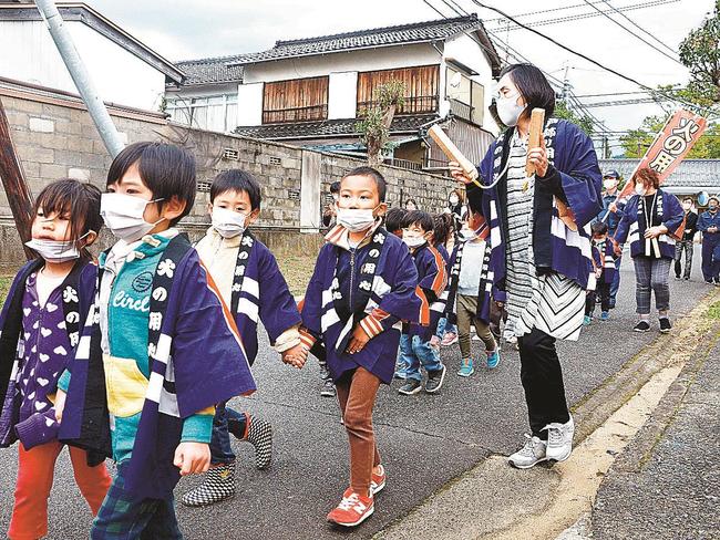 「火の用心」と声を合わせながら地域に火災予防を呼びかける園児＝出雲市大社町杵築南