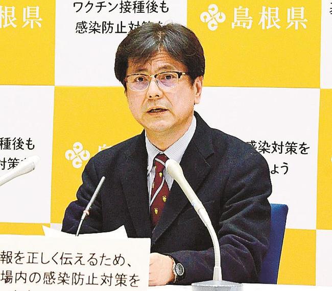 オミクロン株の疑いがある感染者の確認を発表する県感染症対策室の田原研司室長=島根県庁