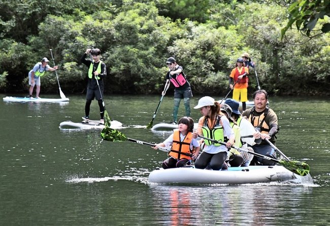 ダム湖でサップ体験を楽しむ参加者ら＝島根県飯南町角井、志津見ダム