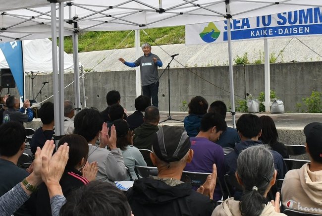 「皆生・大山ＳＥＡ　ＴＯ　ＳＵＭＭＩＴ」の開会式であいさつする辰野勇さん＝５月３１日、鳥取県大山町大山