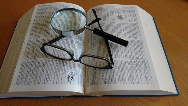 老眼鏡をかけて鏡の中の自分の顔を確認すると…