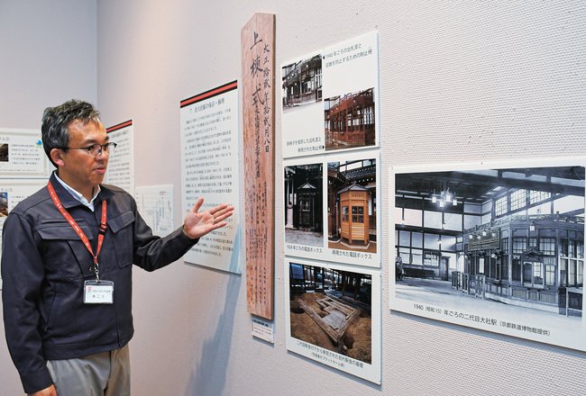 旧大社駅の歴史関連資料を紹介する吾郷誠係長=出雲市大津町、出雲弥生の森博物館