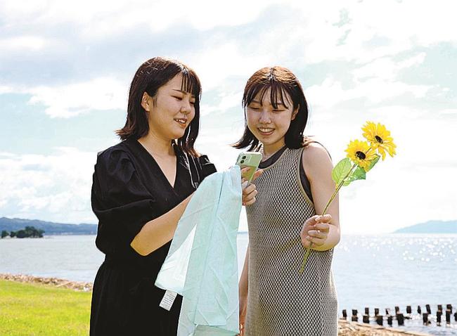 夏らしい写真を撮影する大学生〓(?)松江市袖師町