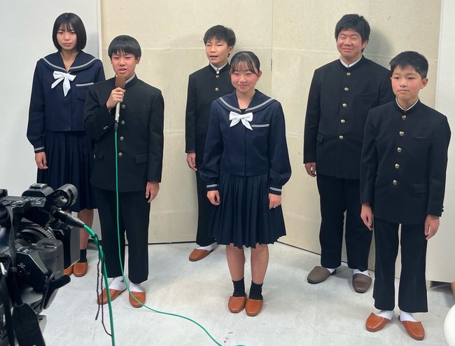 石見ケーブルジョンで宣伝番組を収録する生徒＝浜田市竹迫町