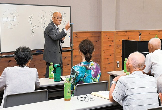 老人クラブの役割について講演する原光潤さん（左から２人目）＝雲南市大東町大東、大東地域交流センター