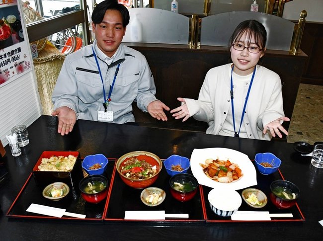 期間限定メニューを紹介する若手職員＝島根県奥出雲町三成、仁多米食堂