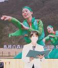 島根県西ノ島町出身の女優・田中美佐子さんが朗読を務めたプロローグ。緑の循環を表現したダンスがモニターに映された＝大田市三瓶町、三瓶山北の原