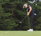 ９番でパットを打つ金宮みかど＝大山平原ゴルフクラブ
