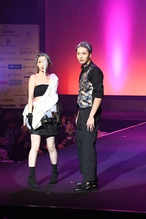 ランウェイを歩き、ポーズを決めるモデルたち＝松江市朝日町、松江テルサ