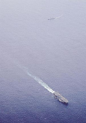 海上自衛隊のヘリコプター２機が墜落した現場周辺海域で捜索に当たる海自の艦船＝22日午前１１時、伊豆諸島の鳥島東方海域（共同通信社機から）