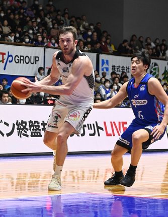【第４４戦・島根ーＦＥ名古屋】第１クオーター、島根のニック・ケイ（左）がドリブルで攻め込む＝名古屋市枇杷島スポーツセンター