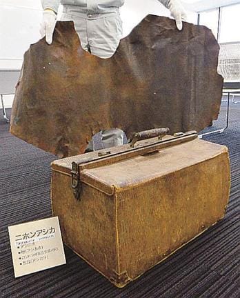 竹島のアシカ猟で得た皮で作られたかばん（手前）＝島根県隠岐の島町下西、町役場