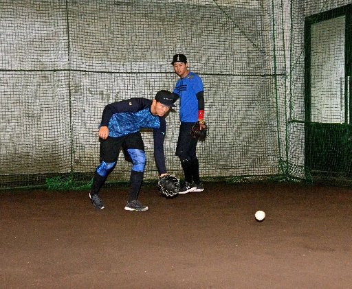 ノックを受ける山本大斗外野手(左)と岡本大翔内野手=米子市車尾、どらドラパーク米子市民球場