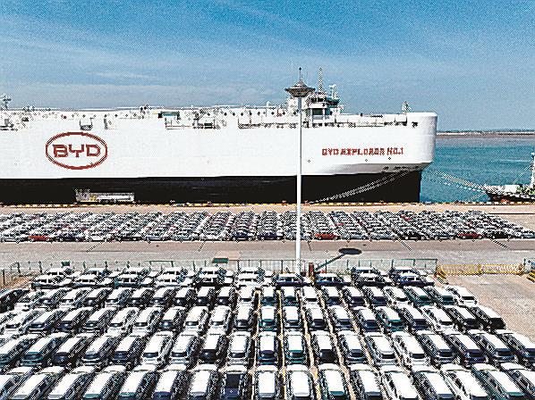 中国江蘇省の港で自動車運搬船へ搬入される予定のＥＶ＝４月（チャイナ・デーリー提供・ロイター＝共同）